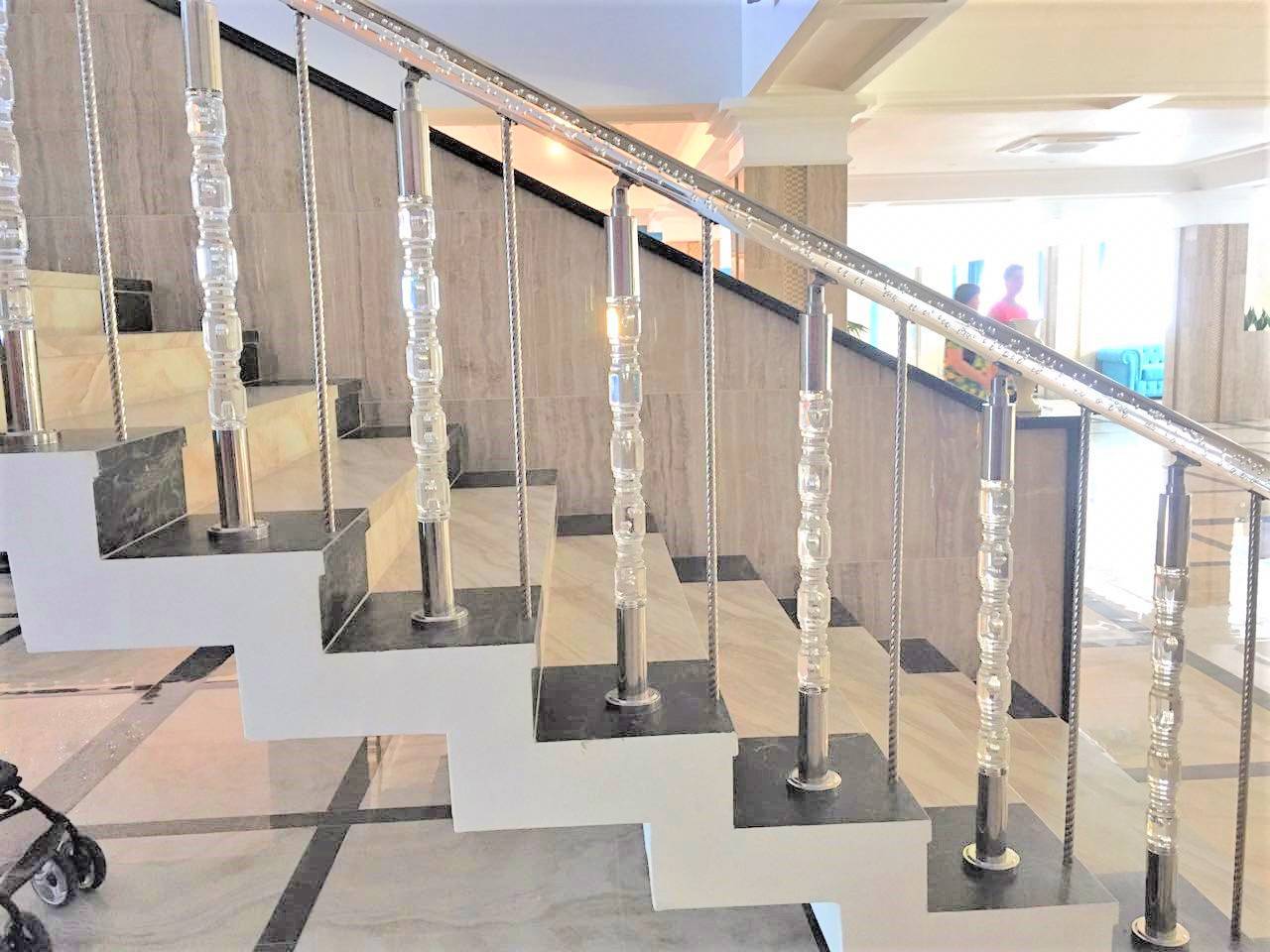 Виды стеклянных ограждений лестниц и способы их монтажа