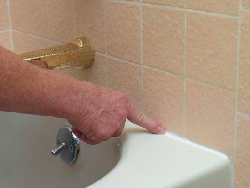 Как и чем заделать щель между ванной и стеной своими руками
