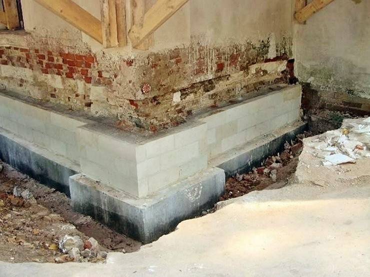 Как правильно отремонтировать фундамент дома?