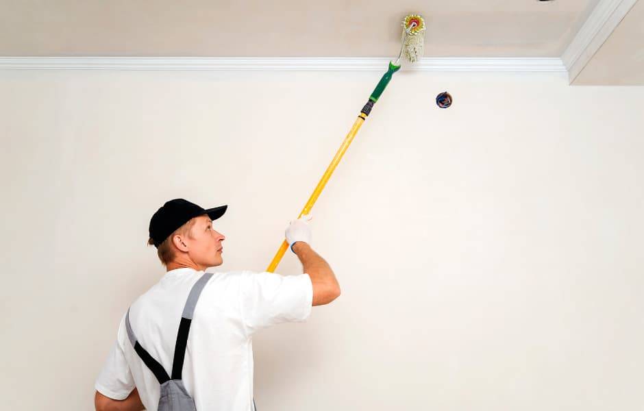 Нужно ли грунтовать потолок перед покраской: типы поверхностей, подготовка штукатурки, обоев, гипсокартона и краски