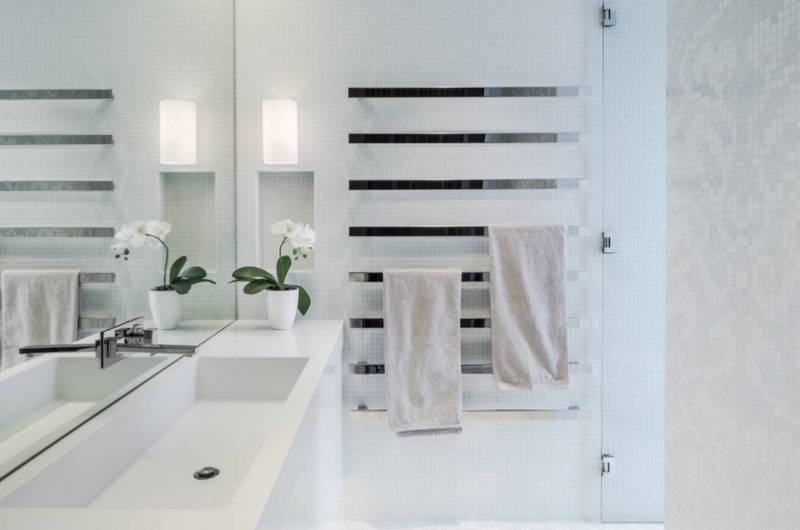 Современные полотенцесушители в интерьере ванной комнаты