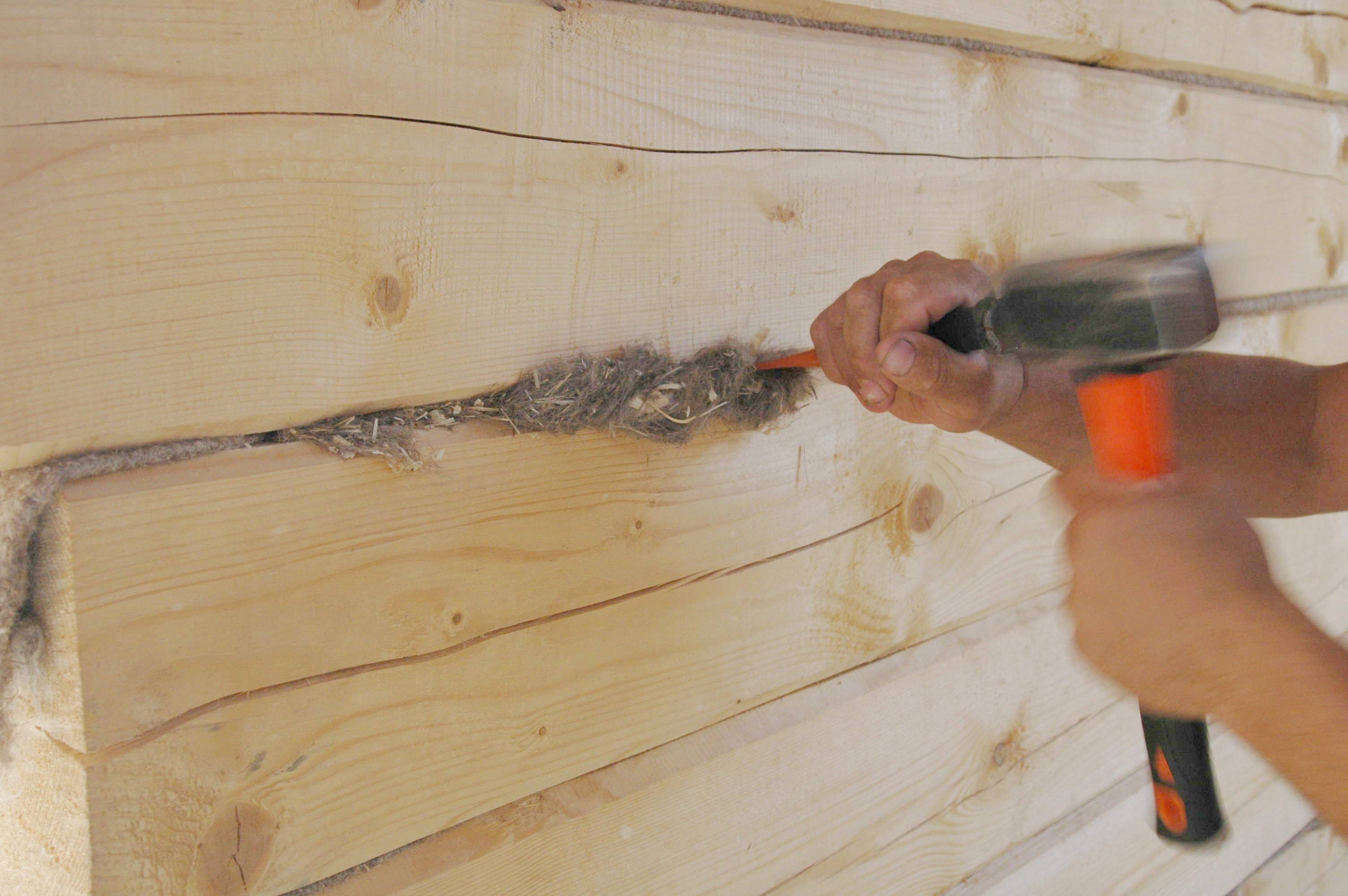 Заделываем трещины в деревянном. Пакля для конопатки сруба. Конопатка стен из профилированного бруса 150х150. Конопатка швов паклей. Конопатка сруба мхом.
