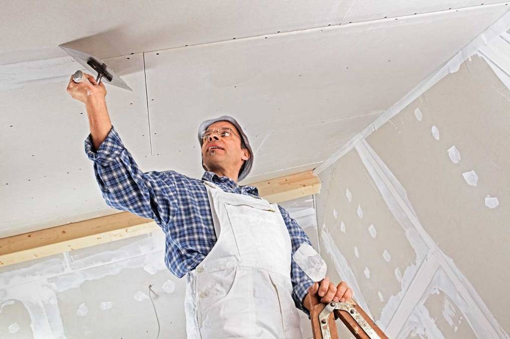 Как правильно шпаклевать потолок из гипсокартона: чем лучше своими руками