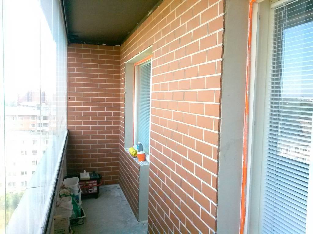 Как покрасить кирпичную стену на балконе: выбор краски, техника окрашивания, идеи