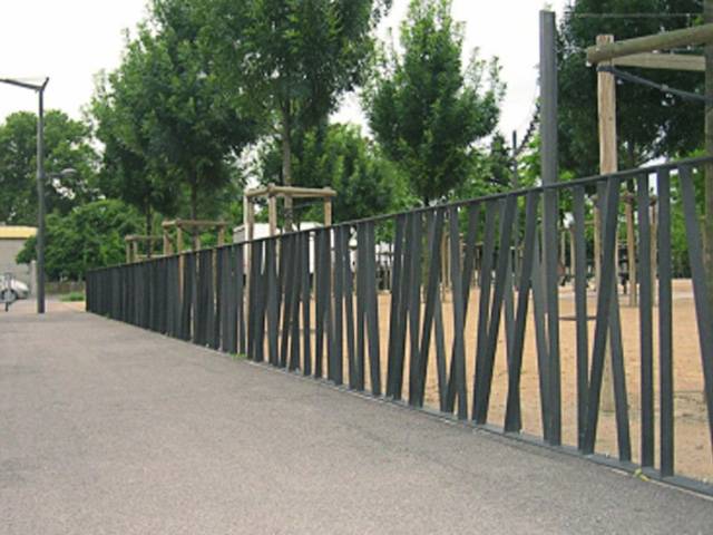 Современный железный забор