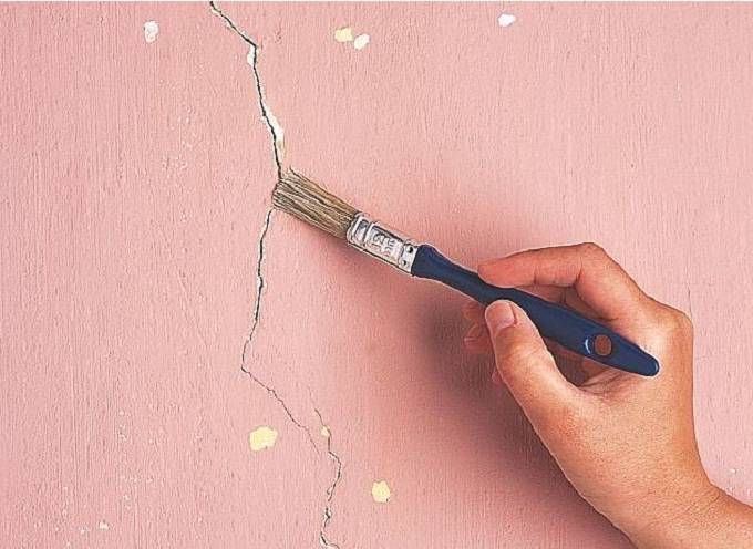 Чем внутри бетонного, кирпичного, панельного или нового дома заделывать трещины: как и чем замазывать стены