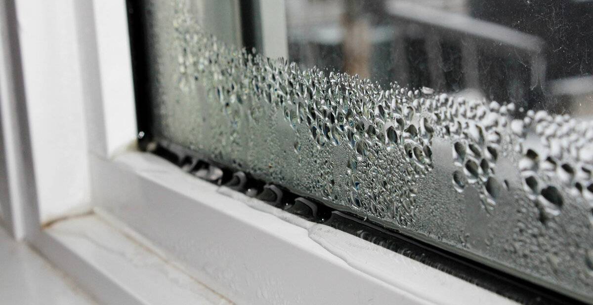 Почему потеют пластиковые окна изнутри в частном доме зимой и что делать