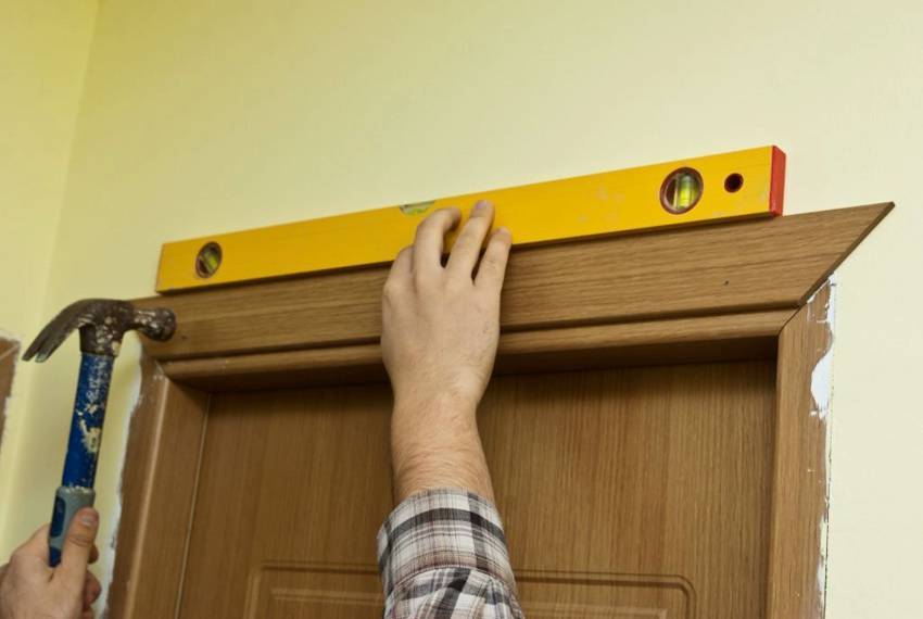 Наличники на деревянные двери: нюансы выбора и особенности монтажа – советы по ремонту
