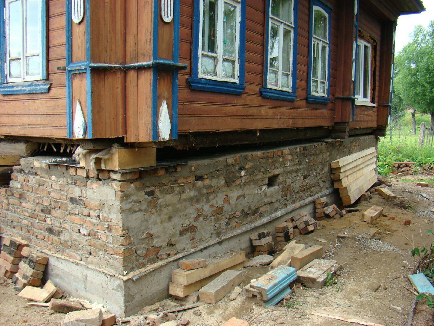 Ремонт фундамента под деревянным домом