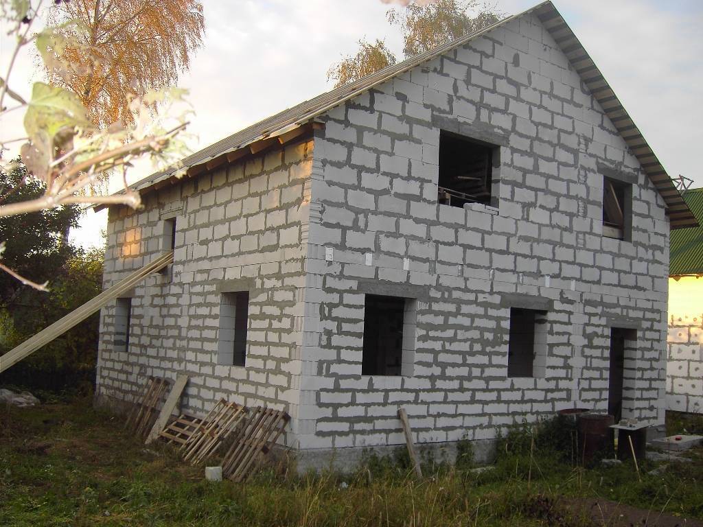 Минусы газобетона. Пенобетонный дом. Дом из автоклавного газобетона. Дом из газобетона минусы. Дом из пеноблоков минусы.