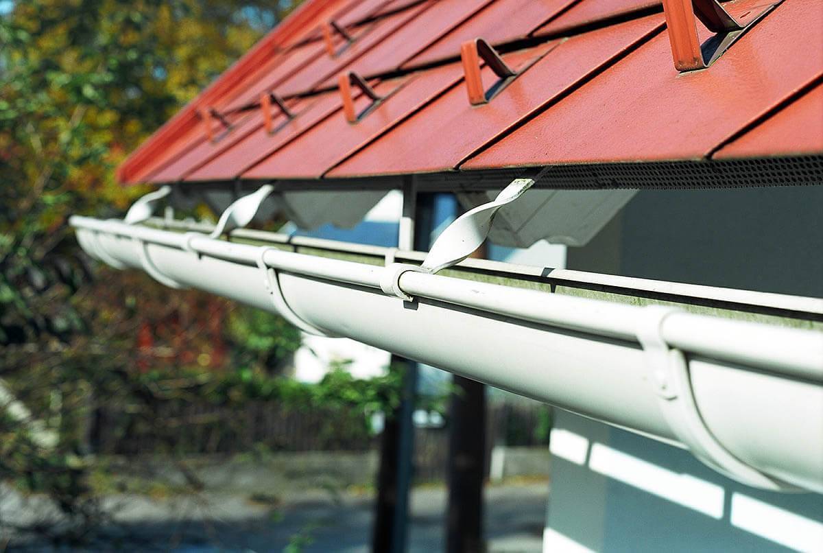 Установка водостоков на крыше своими руками: подробная инструкция и советы экспертов по выбору материала