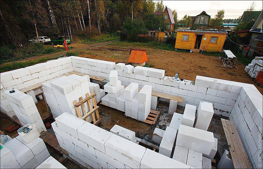 Строительство дома из пеноблоков своими руками – как построить коттедж из пенобетона, инструкция, отзывы + фото-видео