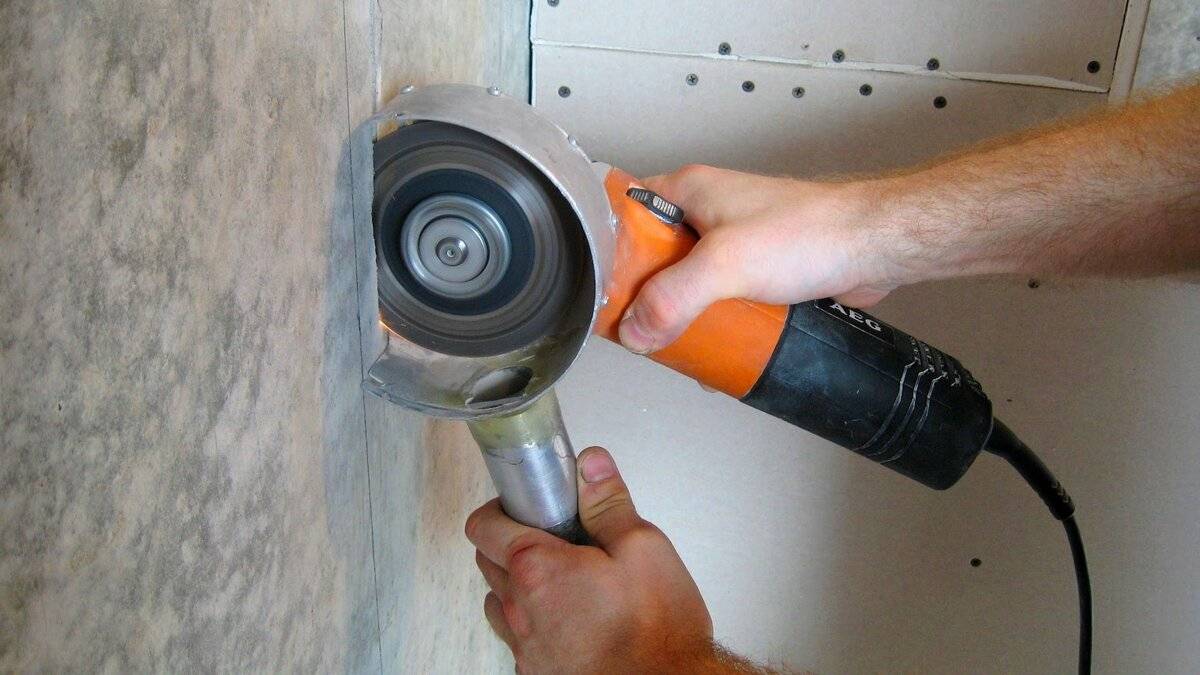 Как штробить стены под проводку без пыли: особенности работ в зависимости от материала стен