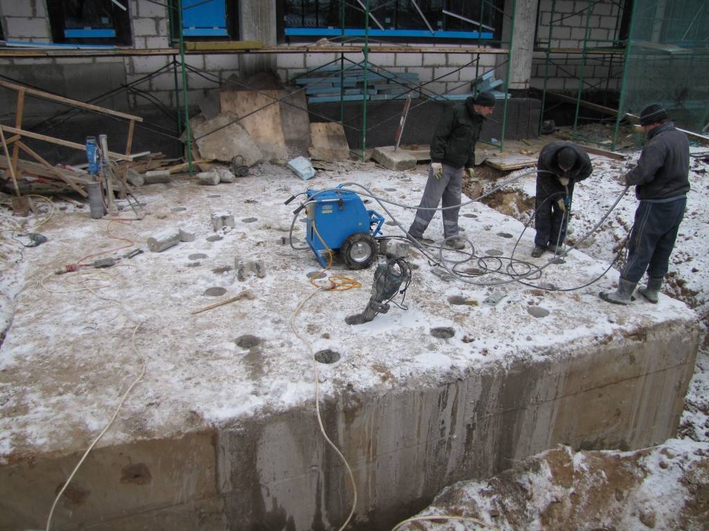 Как разрушить бетон в домашних условиях: химическим и механическим методами – бетонпедия