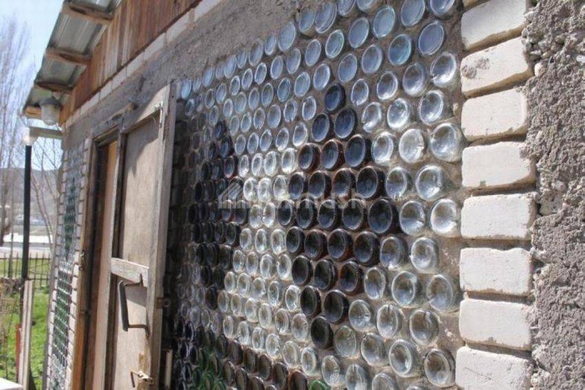 Поделки из пластиковых бутылок: дом, теплица, забор, мебель, цветы, абажур (65 фото)