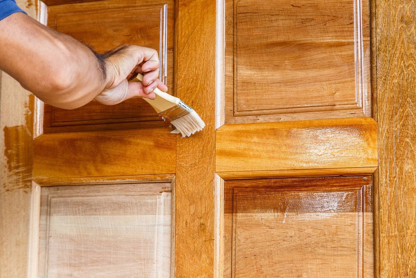 Выбор и техника нанесения лака на деревянные двери
