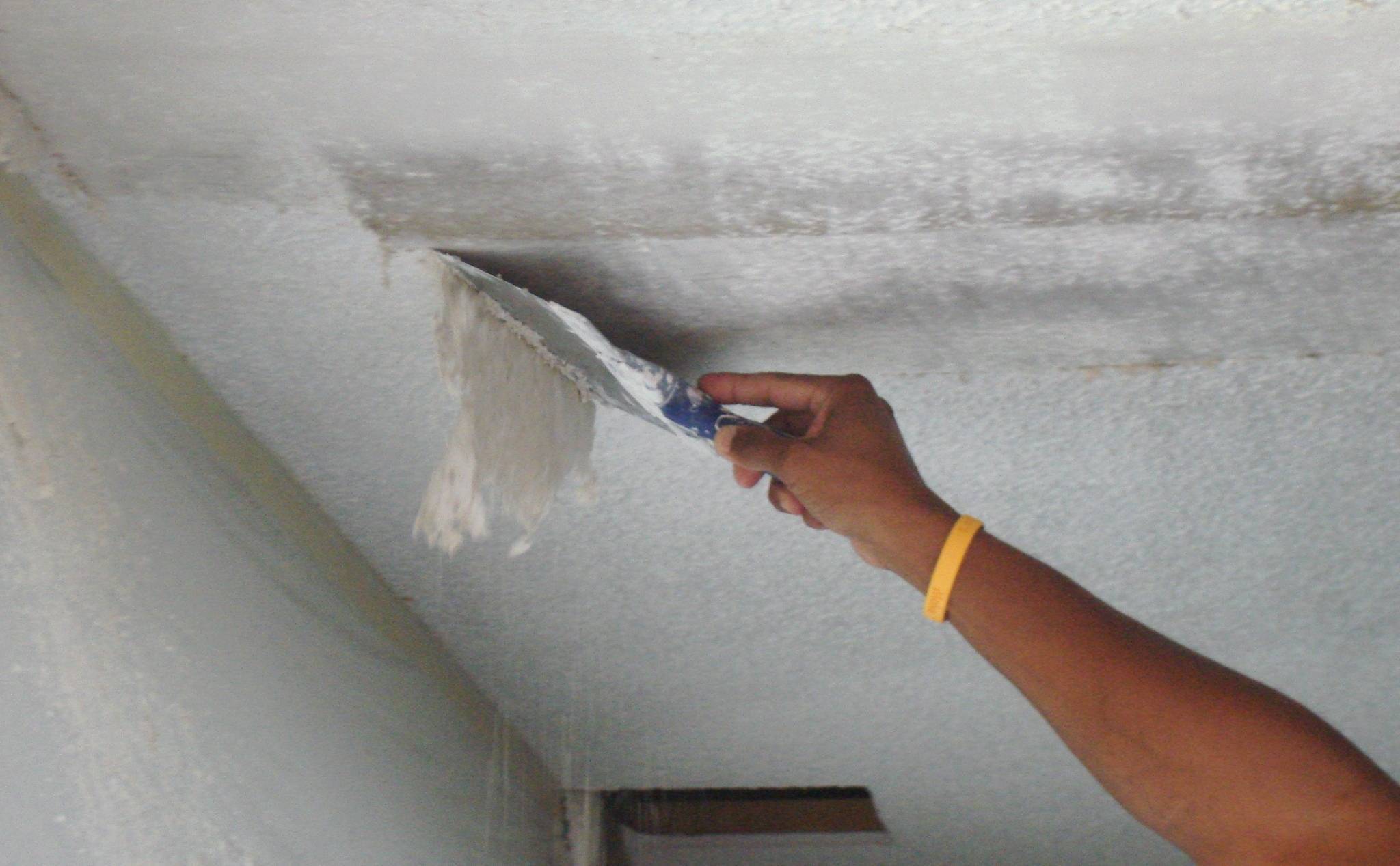 Зачем надо смывать старую побелку с потолка и как быстро это сделать - простые решения для ремонта