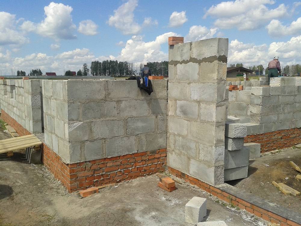 Кладка полистиролбетонных блоков: рекомендации по строительству стен дома, гаража, бани, описание технологии армирования полистролбетона, а также растворы для швов
