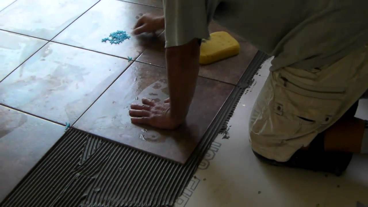 Как положить кафель на пол своими руками (видео)