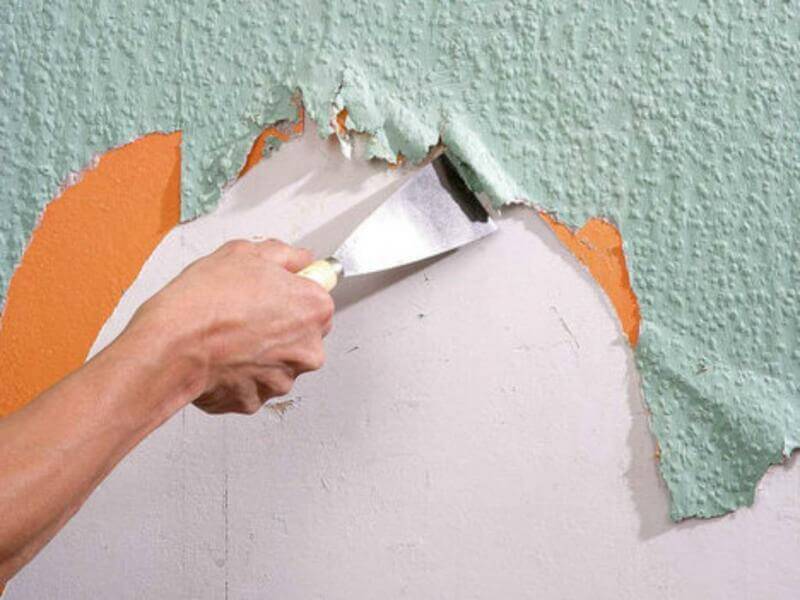 Варианты удаления старой или свежей штукатурки со стен: как снять декоративную смесь без пыли, используя шпатель, зубило или молоток?