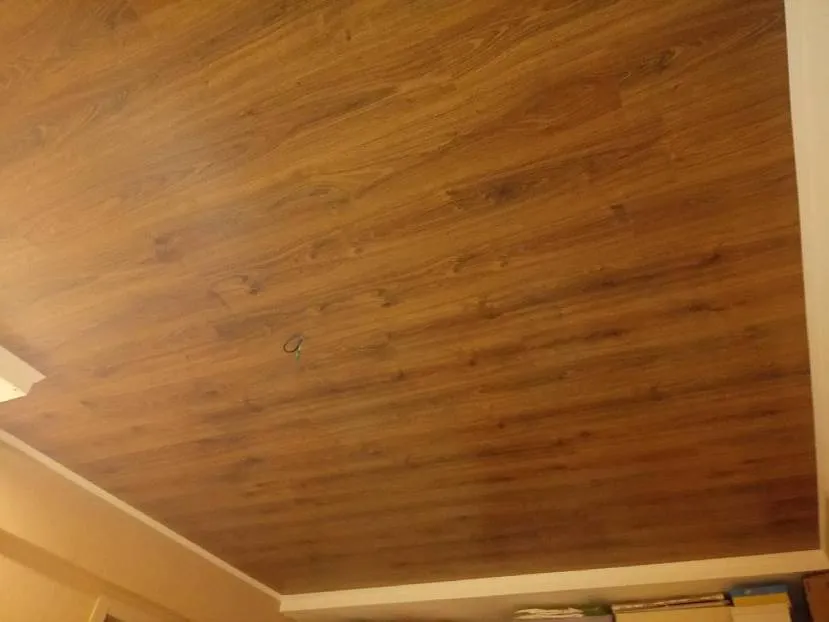 Как крепить ламинат на потолок: отделка, укладка, монтаж, как сделать потолок из ламината, как обшить, крепление