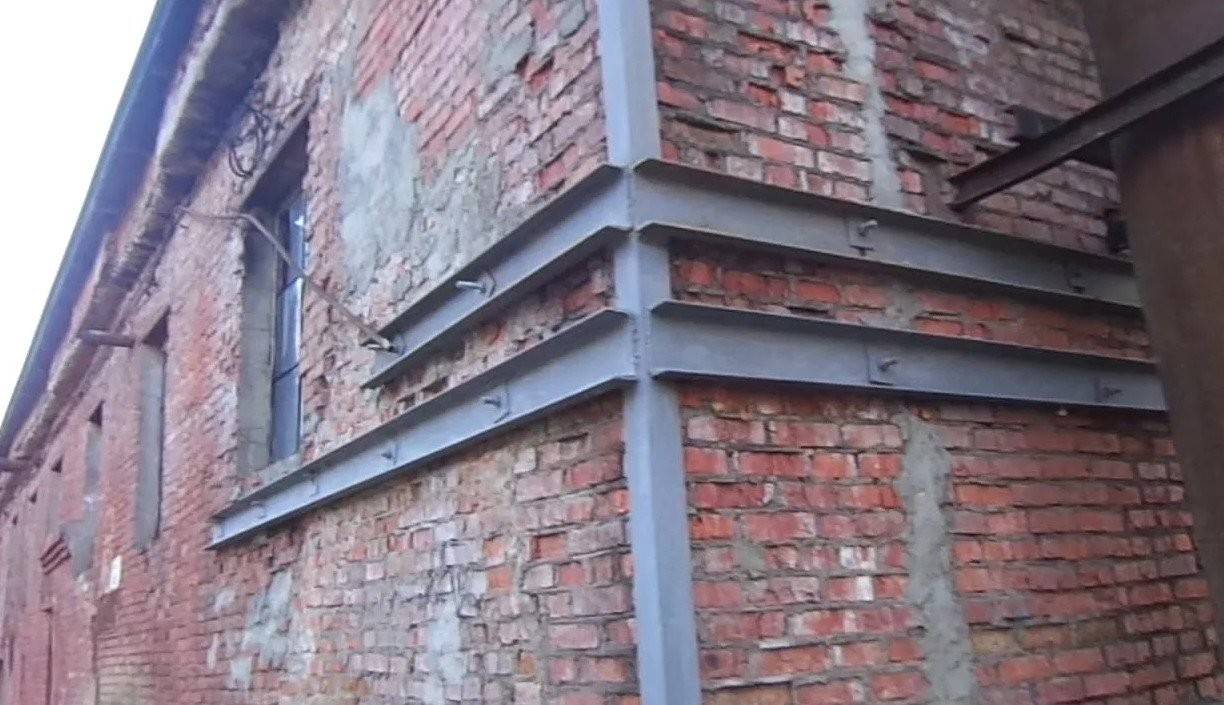 Как укрепить фундамент если пошла трещина на стене старого дома? - строим сами