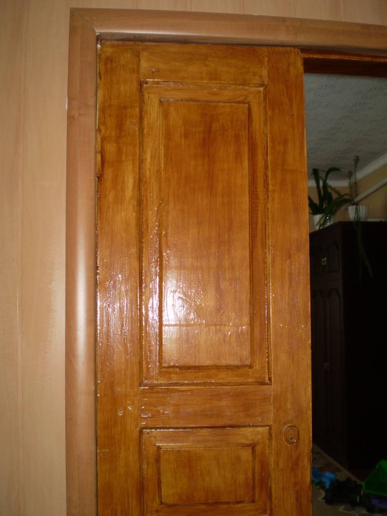 Как обновить межкомнатные старые двери своими руками. как обновить дверь в ванной за копейки: простые способы реставрации дверного полотна. остекленные деревянные двери