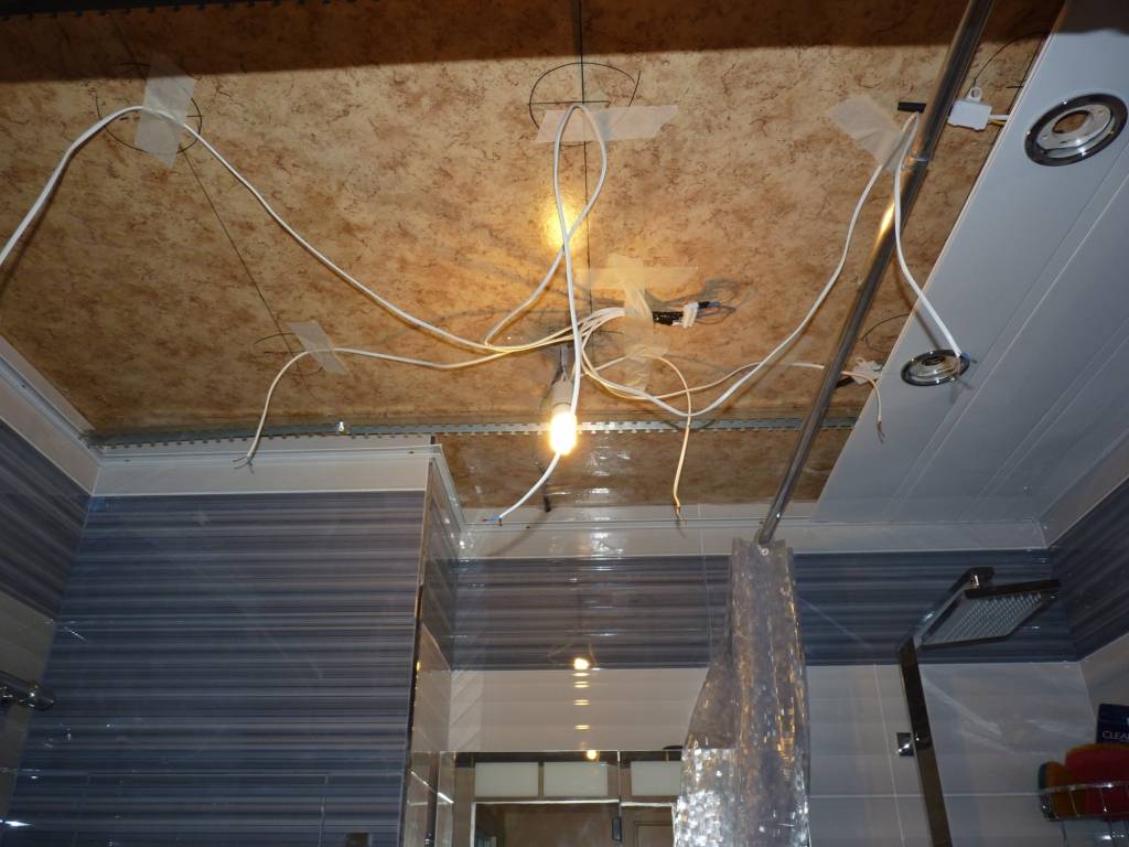 Подвесной потолок в ванной: фото установки своими руками / zonavannoi.ru