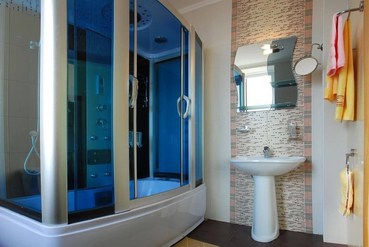 Дизайн ванны с душевой кабиной: маленькая ванна с душевым уголком и отдельной кабиной