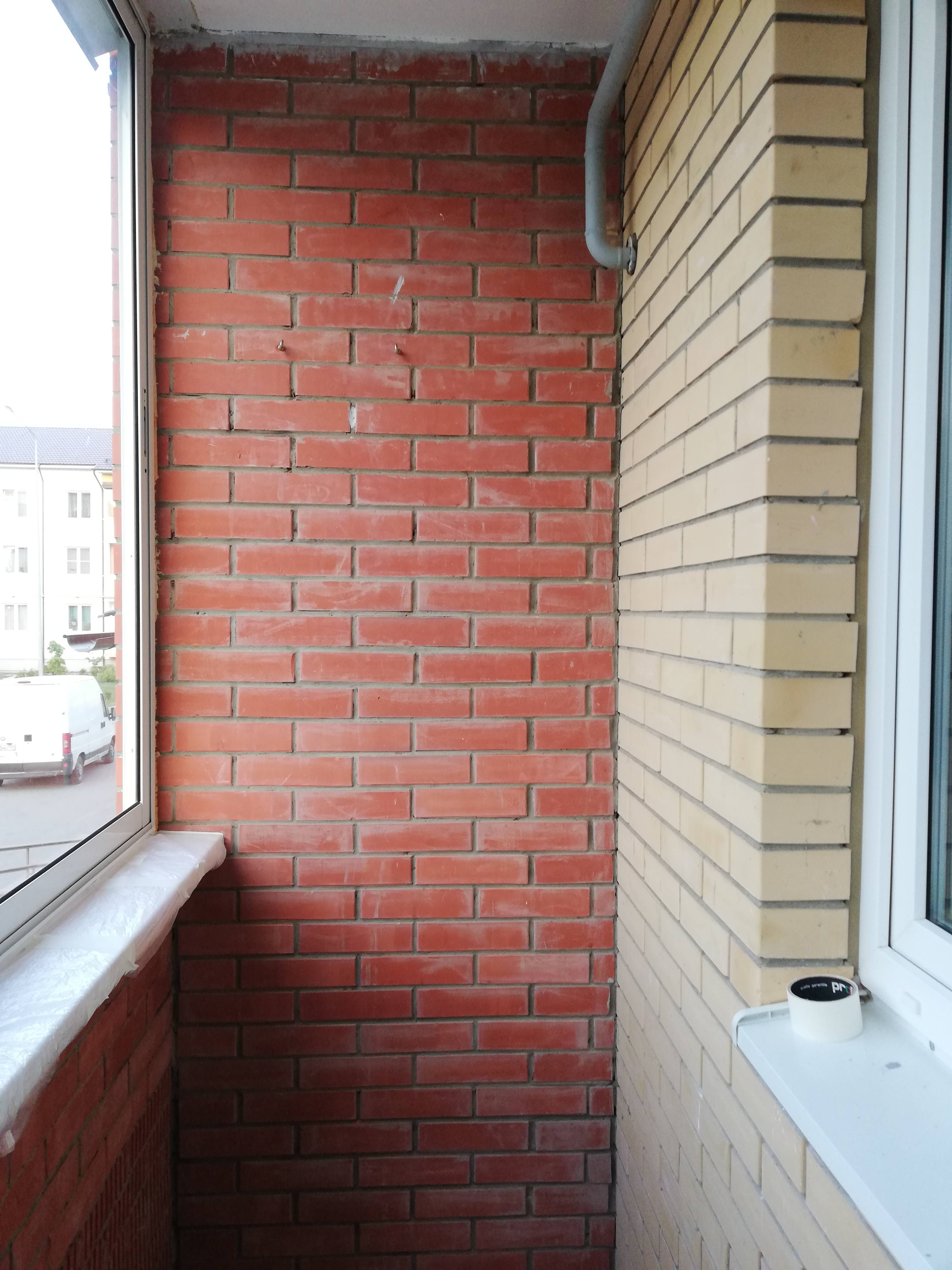 Чем и как покрасить кирпичную стену на балконе своими руками: фото и видео инструкция