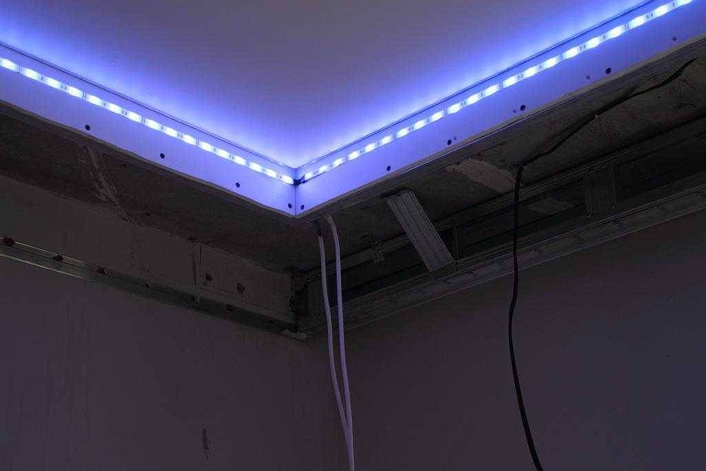 Потолок из гипсокартона с подсветкой: как сделать подвесной потолок с освещением, скрытая подсветка светодиодной лентой по периметру, навесные потолки