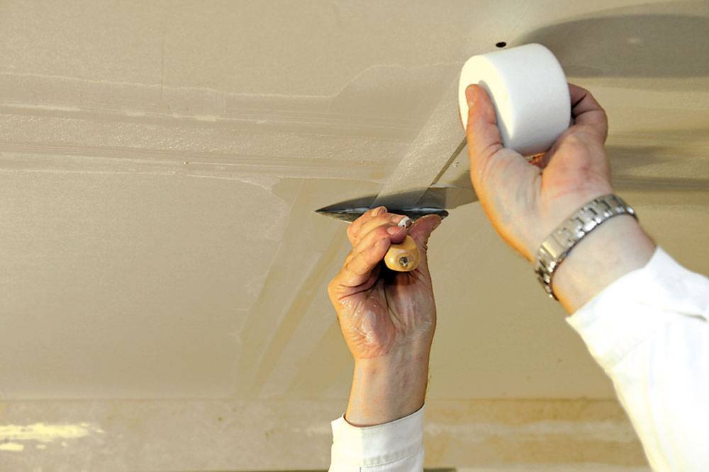 Подробная инструкция по подготовке и шпаклевке потолка своими руками: 50 фото