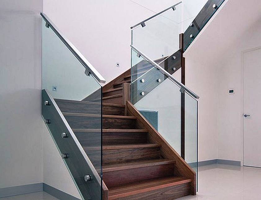 Виды стеклянных ограждений лестниц и способы их монтажа