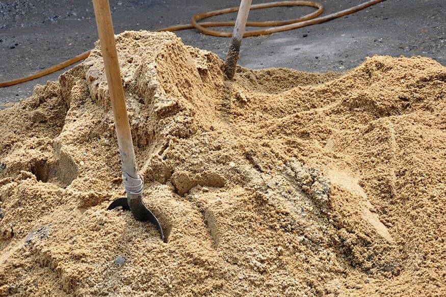 Какой песок нужен для фундамента и подушки под него – речной или карьерный