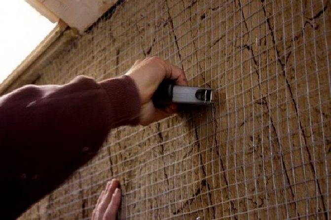 Выбор смеси для штукатурки деревянных стен, видео уроки по нанесению отделки