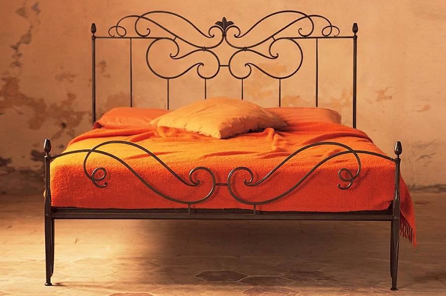 Кованая кровать: особенности и устройство / как выбрать?