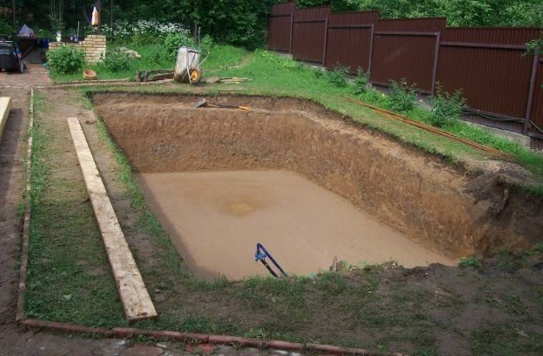 Как выкопать пруд на участке своими руками