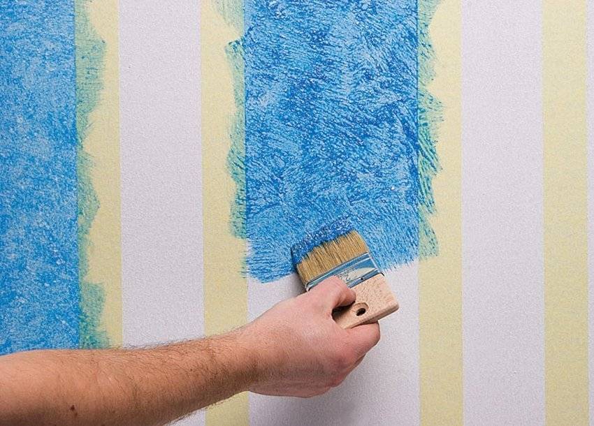 Можно ли клеить обои на краску и как правильно это делать?