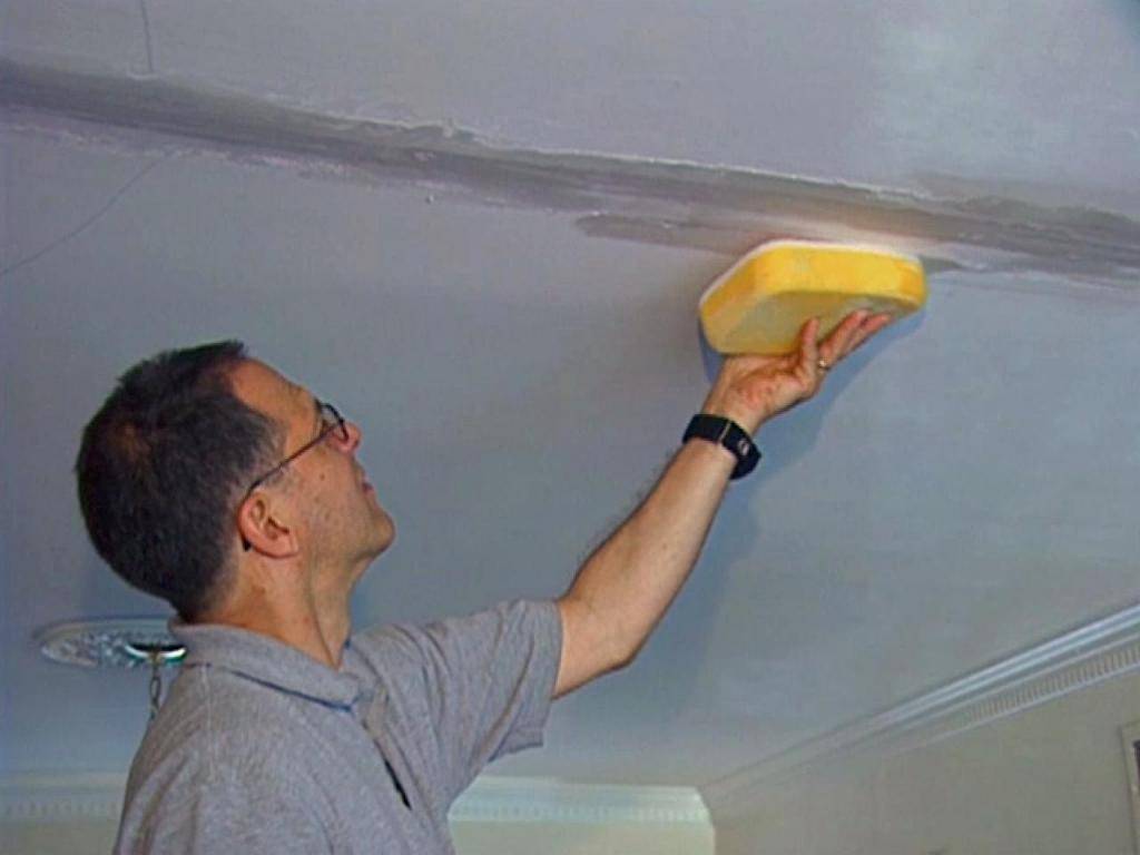 Подготовка потолка к покраске потолка водоэмульсионной краской: нужно ли грунтовать, чем грунтовать, затирка, обработка