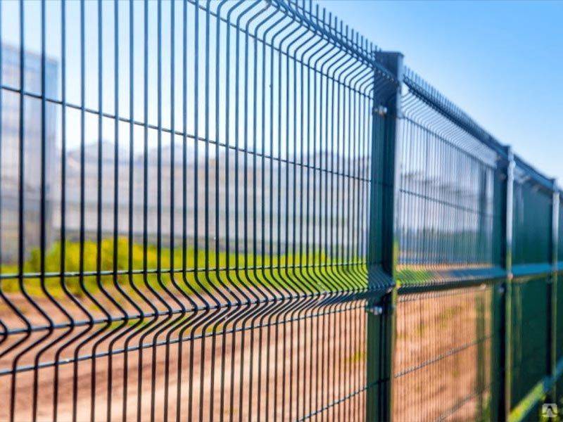 Металлические заборы различных вариантов и структур