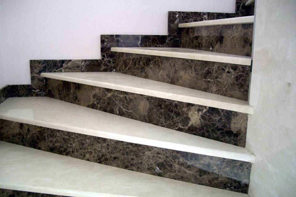 Отделка лестницы из бетона – выбираем подходящий материал