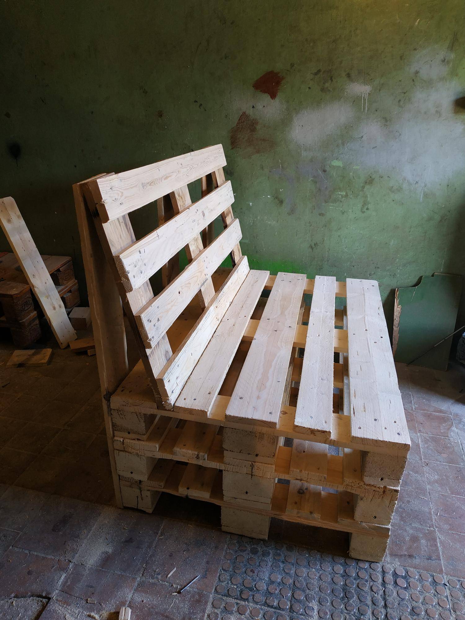 Удобная садовая скамейка из поддонов своими руками | мебельный журнал - все о мебели