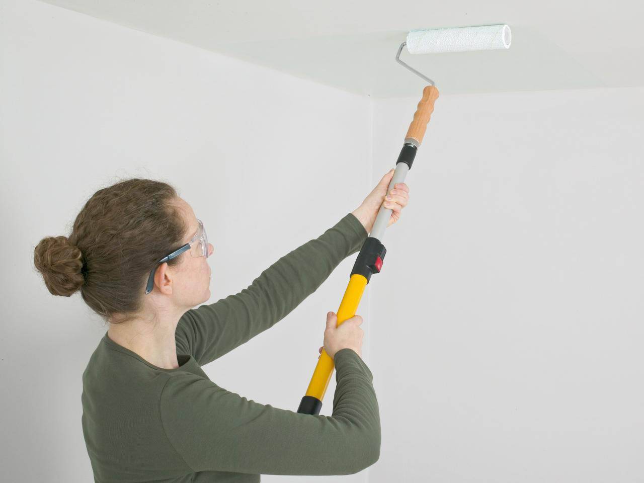 Как правильно валиком покрасить потолок водоэмульсионной краской без разводов