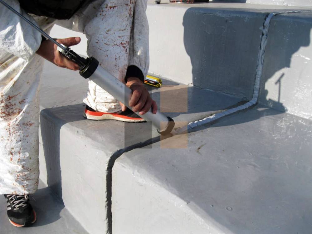 Заделка швов и трещин в бетоне герметиком