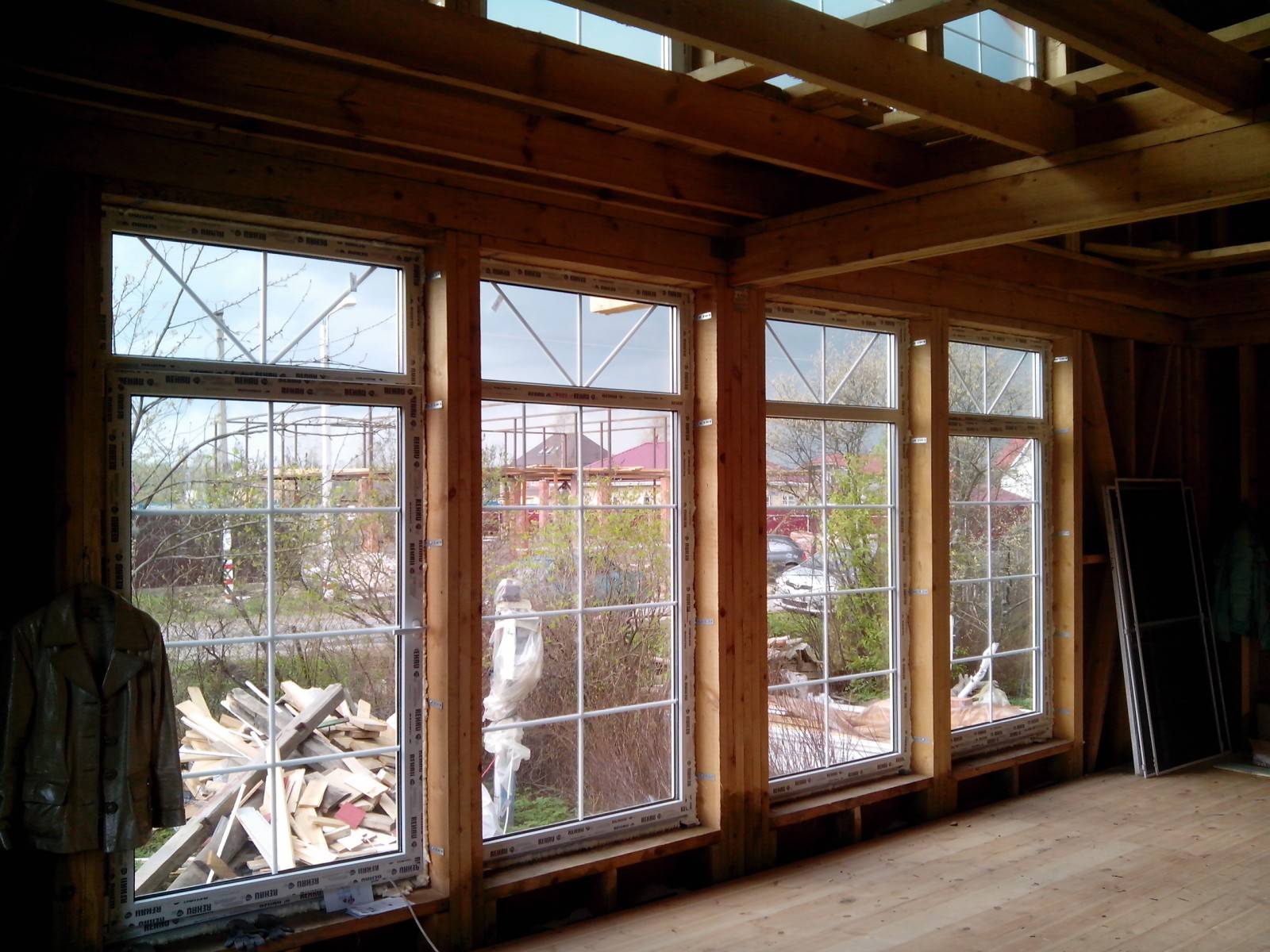 Панорамные деревянные окна: фото, где используются французские блоки в .