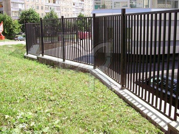 Забор для дачи и частного дома своими руками: дешево и красиво. из чего огородить участок недорого