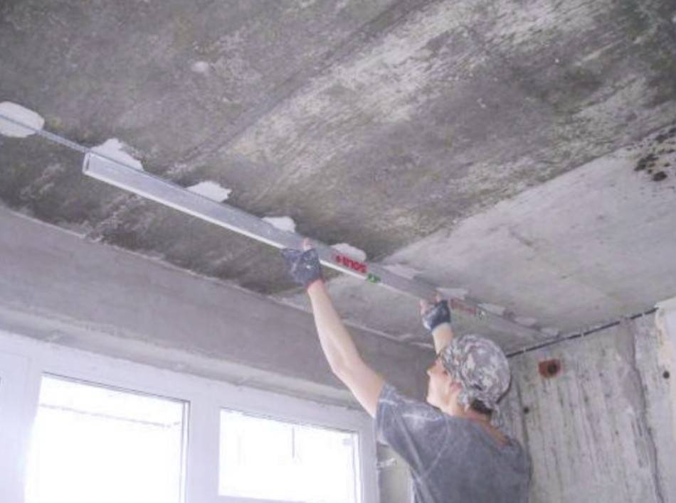 Как правильно шпаклевать потолок из гипсокартона: чем лучше своими руками