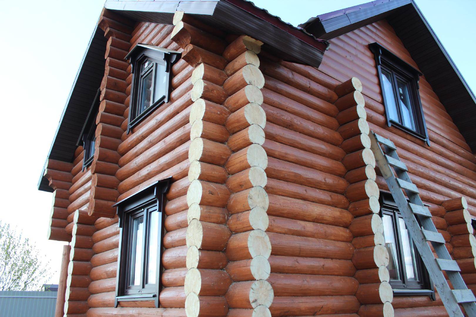 Внутренняя отделка бревенчатого дома, интерьер домов из оцилиндрованного бревна, фото