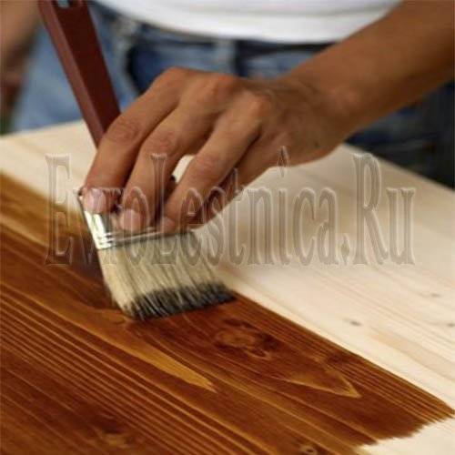 Покрытие деревянных изделий лаком: подготовка поверхности и выбор материалов