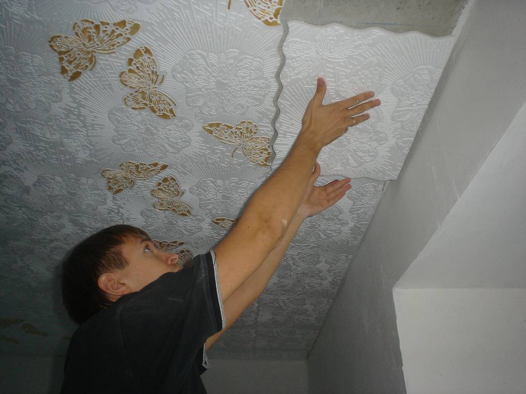 Как наносить жидкие обои на потолок - особенности материала